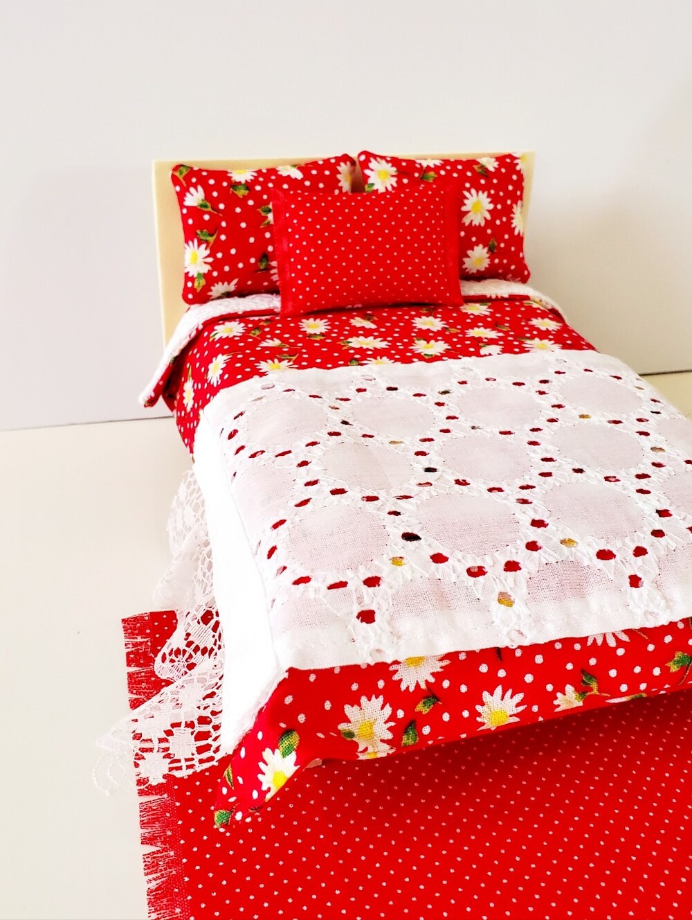 Miniature Dollhouse 1:12 Scale Red Daisy Bedding Set